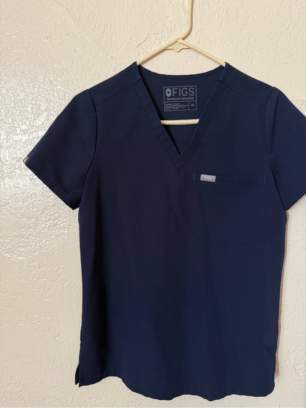 FIGS Women’s Navy Scrub Set